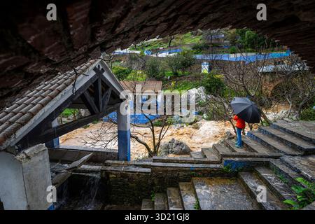 Sintflutartiger Regen und geschwollener Fluss, Ras el Maa Brunnen, Chefchaouen, Rif Berge, Marokko, Nordafrika Stockfoto