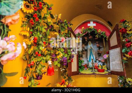 Leuchtturmkapelle, Magellan-Pinguinkolonie, Spheniscus magellanicus, Magdalena Island, Magellan-Straße, Patagonien, Republ Stockfoto