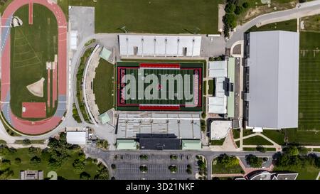 Aus der Vogelperspektive des Scheumann Stadions in Muncie, Indiana, zeigt eine lebhafte Fußballarena, Heimstadion der Ball State Cardinals, mit 22.500 Sitzplätzen und umliegenden ca. Stockfoto