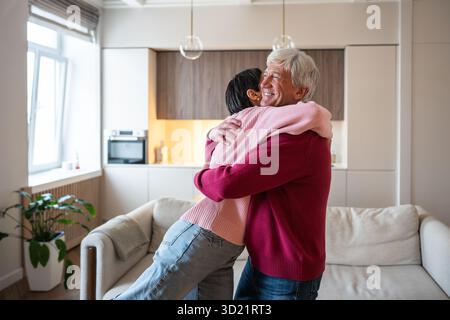 Ich freue mich, dass die ältere Frau den Ehemann aufgeregt umarmen würde. Reife Liebesfreude, gute Nachrichten, fröhliche Verbindung Stockfoto