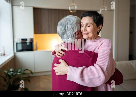 Liebevolles Seniorenpaar, das sich eng hält. Zärtliche Ehefrau, stolz auf den Ehemann, positive Neuigkeiten Stockfoto