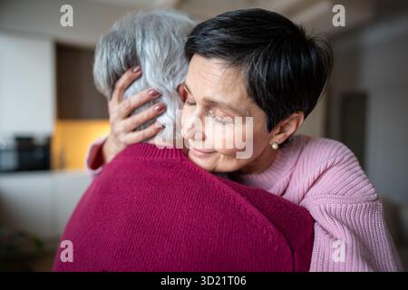 Unterstützung für pensionierte Paare, emotionale Betreuung. Glückliche, ältere Frau umarmt den Ehemann liebevoll, Vertrauen Sie Verständnis Stockfoto