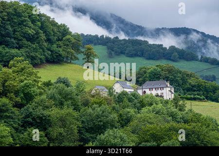Typischer Bauernhof, Aspe Valley, Region Aquitanien, Département Pyrénées-Atlantiques, Frankreich Stockfoto