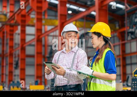 Arbeitnehmerinnen in einer Fabrik mit einem Ausbildungsauftrag für leitende Vorgesetzte in einer Metallblechfabrik Stockfoto