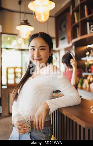 Porträt von süßen, netten, freundlichen asiatischen Frauen Teenager stehend Kamera zuversichtlich Happy Lächeln Stockfoto