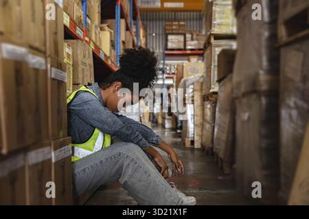 Müde Stress junge Teenager-Frauen Arbeitsruhe in Fabriklager-Ladungsgüterindustrie. Stockfoto