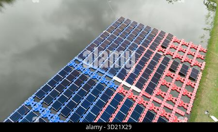 Drohnenansicht des schwimmenden Sonnenkollektors. Solar-Photovoltaik-Panel PV-System im Industrie-See-Wasserteich. Energieeinsparung mit Clean Power. Stockfoto