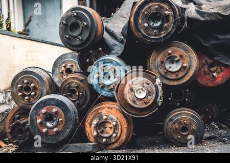 Garage Schrottplatz, altes Gebrauchtfahrzeug Ersatzteil Motorblock Karosserieteile Lagerung für Recycling oder Reparatur zum Verkauf Stockfoto