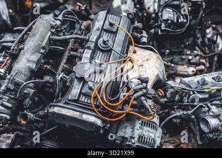 Garage Schrottplatz, altes Gebrauchtfahrzeug Ersatzteil Motorblock Karosserieteile Lagerung für Recycling oder Reparatur zum Verkauf Stockfoto