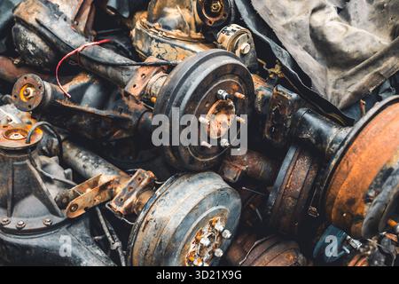 Garage Schrottplatz, altes Gebrauchtfahrzeug Ersatzteil Motorblock Karosserieteile Lagerung für Recycling oder Reparatur zum Verkauf Stockfoto