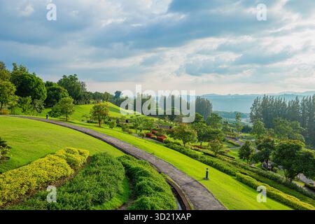 Mountain Hill Green Park, Maemoh Rasen, üppig grüner Gras Panoramablick auf die Landschaft. Natürlicher Hintergrund Stockfoto