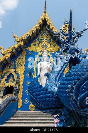 Weiße Buddha-Statue im Wat Rong Suea Ten, dem Blauen Tempel von Chiang Rai, Thailand Stockfoto