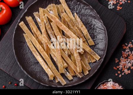 Speisen, Snacks oder Jerky aus getrocknetem getrockneten gesalzenen Fisch mit Gewürzen. Snacks Fisch Stockfoto