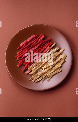 Ein Set Jerky oder Snacks mit Huhn und Fisch mit Salz und Gewürzen Stockfoto