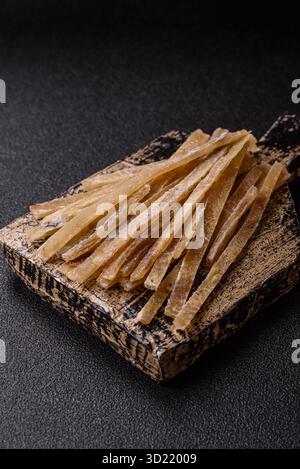 Speisen, Snacks oder Jerky aus getrocknetem getrockneten gesalzenen Fisch mit Gewürzen. Snacks Fisch Stockfoto