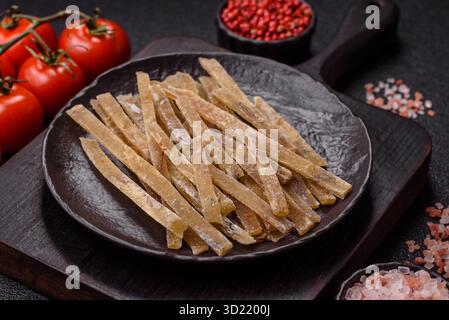 Speisen, Snacks oder Jerky aus getrocknetem getrockneten gesalzenen Fisch mit Gewürzen. Snacks Fisch Stockfoto