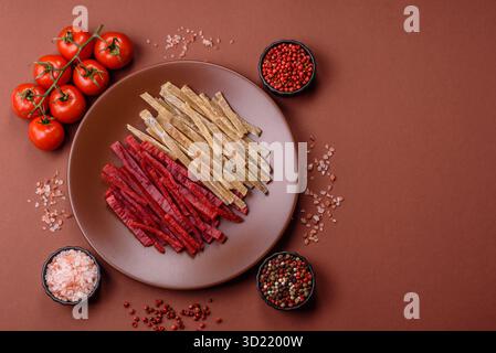 Ein Set Jerky oder Snacks mit Huhn und Fisch mit Salz und Gewürzen Stockfoto
