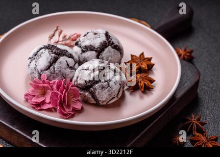 Schokoladen-Crinkle-Cookies mit Puderzucker bestreut, hausgemachte Backwaren Stockfoto