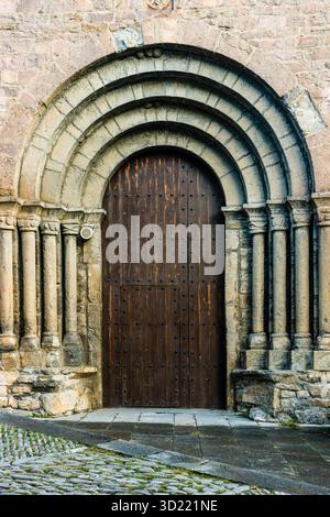 Portal der Pfarrkirche Santa María, romanisch, Schloss Aínsa, 11. Und 17. Jahrhundert, Stadt Aínsa, Aínsa-Sobrarbe Stockfoto