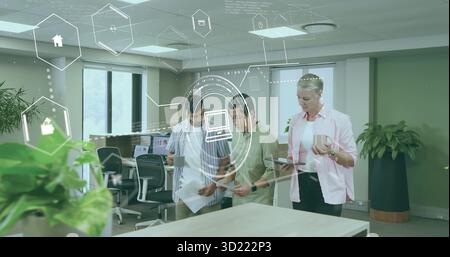 Teamgruppe, die gedruckte Dokumente und Tablets am hohen Tisch im Büro untersucht Stockfoto