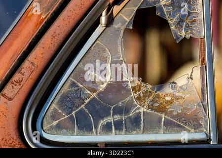 Rost and Memories: Die verwitterte Geschichte eines alten Trucks Stockfoto