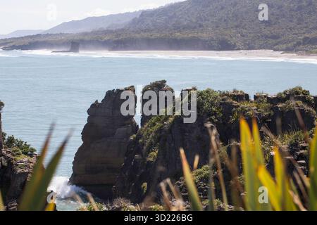 Malerischer Blick auf die Felsformationen der Küste und die Wellen des Ozeans in einer natürlichen Umgebung. Punakaiki, Neuseeland. Reisekonzept Stockfoto