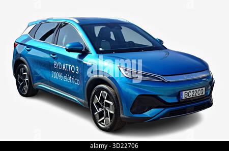 Der moderne elektrische SUV BYD Atto 3 posiert in einem Studio-Setting und präsentiert sein schlankes Design und seine umweltfreundliche Technologie Stockfoto