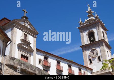 Die barocke Architektur der Igreja da Nossa Senhora da Consolação e Santos Passos, allgemein bekannt als Igreja da Graca, mit ihrer weißen Fassade und Glocke Stockfoto