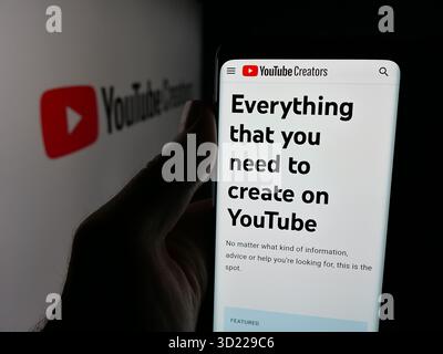 Deutschland. Oktober 2025. In dieser Fotoabbildung hält eine Person ein Mobiltelefon mit der Webseite der Video Creator Plattform YouTube Creators auf dem Bildschirm vor dem Logo. (Foto von Timon Schneider/SOPA Images/SIPA USA) *** ausschließlich für redaktionelle Nachrichten *** Credit: SIPA USA/Alamy Live News Stockfoto