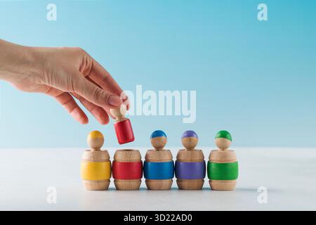 Frau Hand steckt kleine Spielnadel in Holzfass auf weißem Tisch close view Stockfoto