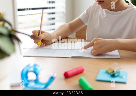 Ein süßer Junge zeichnet mit Lineal und Bleistift. Hausunterricht. Geometrie und Zeichnung. Stockfoto