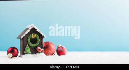Weihnachtskomposition mit roten Spielzeugkugeln auf Schnee. Speicherplatz kopieren. Stockfoto