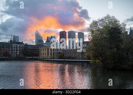 DEN HAAG - die Wahlplakate auf dem lange Vijverberg werden am Tag nach der Wahl des Repräsentantenhauses entfernt. ANP LINA SELG niederlande raus - belgien raus Stockfoto