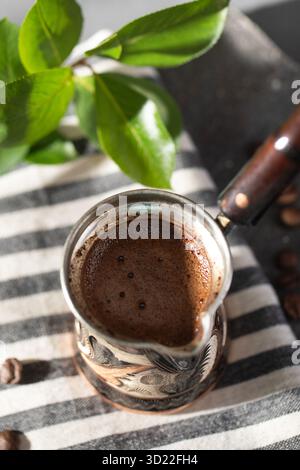 Frisch gebrühter aromatischer Kaffee in einem türken Stockfoto