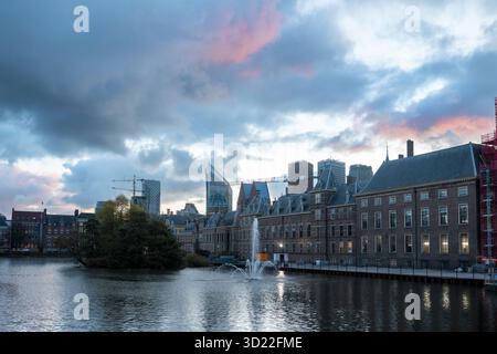 DEN HAAG - die Wahlplakate auf dem lange Vijverberg werden am Tag nach der Wahl des Repräsentantenhauses entfernt. ANP LINA SELG niederlande raus - belgien raus Stockfoto