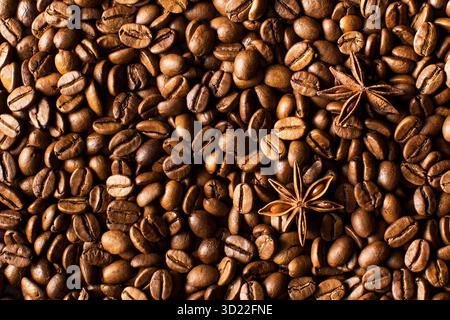 Hintergrund von gerösteten Kaffeebohnen im Vollformat und Sternanise. Stockfoto