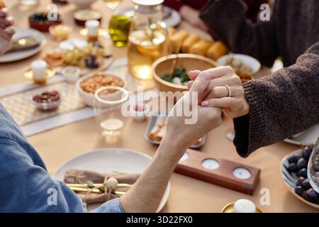 Weiße mittleren Alters, die Hände mit dem Mann hält Stockfoto