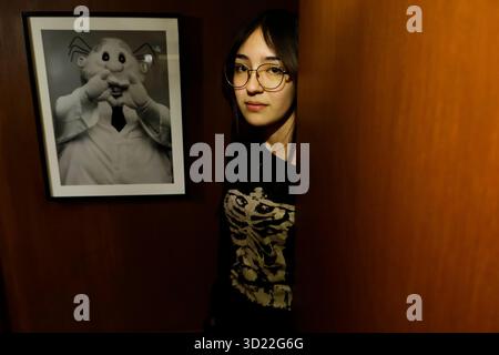 Mexiko-Stadt, Mexiko. Oktober 2025. Kostüme besuchen das Casa Simi Museum, das Flaggschiff von Farmacias Similares in Mexiko, wo verschiedene Aktivitäten stattfinden, um den Tag der Toten in Mexiko zu feiern. Das Museum bietet eine große Auswahl an Souvenirs wie Plüschspielzeug, Kleidung, Hüte, T-Shirts, Sweatshirts, Notizbücher, Lunchboxen und Thermosen sowie eine Reihe virtueller Erlebnisse, Führungen und interaktiver Ausstellungen in Mexiko am 29. Oktober 2025. (Foto: Gerardo Vieyra/NurPhoto)0 Credit: NurPhoto SRL/Alamy Live News Stockfoto