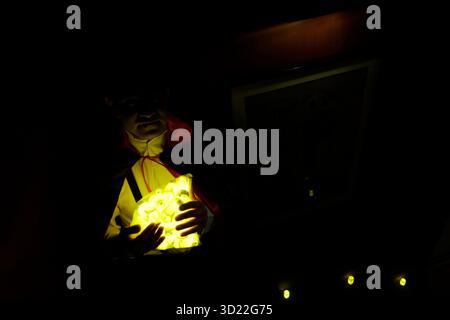 Mexiko-Stadt, Mexiko. Oktober 2025. Kostüme besuchen das Casa Simi Museum, das Flaggschiff von Farmacias Similares in Mexiko, wo verschiedene Aktivitäten stattfinden, um den Tag der Toten in Mexiko zu feiern. Das Museum bietet eine große Auswahl an Souvenirs wie Plüschspielzeug, Kleidung, Hüte, T-Shirts, Sweatshirts, Notizbücher, Lunchboxen und Thermosen sowie eine Reihe virtueller Erlebnisse, Führungen und interaktiver Ausstellungen in Mexiko am 29. Oktober 2025. (Foto: Gerardo Vieyra/NurPhoto)0 Credit: NurPhoto SRL/Alamy Live News Stockfoto