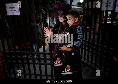 Mexiko-Stadt, Mexiko. Oktober 2025. Kostüme besuchen das Casa Simi Museum, das Flaggschiff von Farmacias Similares in Mexiko, wo verschiedene Aktivitäten stattfinden, um den Tag der Toten in Mexiko zu feiern. Das Museum bietet eine große Auswahl an Souvenirs wie Plüschspielzeug, Kleidung, Hüte, T-Shirts, Sweatshirts, Notizbücher, Lunchboxen und Thermosen sowie eine Reihe virtueller Erlebnisse, Führungen und interaktiver Ausstellungen in Mexiko am 29. Oktober 2025. (Foto: Gerardo Vieyra/NurPhoto)0 Credit: NurPhoto SRL/Alamy Live News Stockfoto
