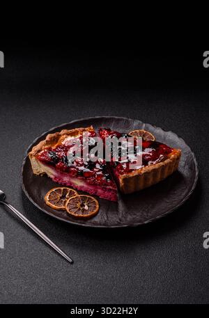 Kuchen, Käsekuchen mit Mascarpone, Himbeeren und Brombeeren. Käsekuchen mit Käse Stockfoto