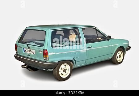 Hellblauer Volkswagen Polo Fox zeigt den hinteren Teil Stockfoto