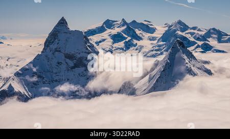 Wir erreichen das magische Matterhorn (Zermatt) vom Berg Blanc, der nach Osten fliegt, entlang der Grenze zwischen der Schweiz und Italien. Die NW-Seite ist bedrohlicher. Stockfoto