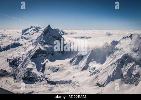 Wir erreichen das magische Matterhorn (Zermatt) vom Berg Blanc, der nach Osten fliegt, entlang der Grenze zwischen der Schweiz und Italien. Die NW-Seite ist bedrohlicher. Stockfoto
