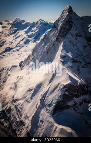 Wir erreichen das magische Matterhorn (Zermatt) vom Berg Blanc, der nach Osten fliegt, entlang der Grenze zwischen der Schweiz und Italien. Die NW-Seite ist bedrohlicher. Stockfoto