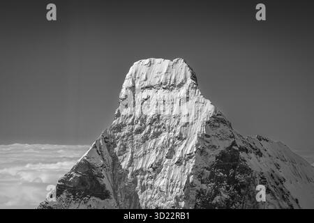 Wir erreichen das magische Matterhorn (Zermatt) vom Berg Blanc, der nach Osten fliegt, entlang der Grenze zwischen der Schweiz und Italien. Der Gipfelkegel aus dem Norden. Stockfoto