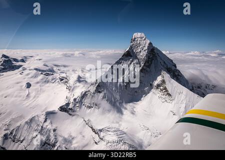 Wir erreichen das magische Matterhorn (Zermatt) vom Berg Blanc, der nach Osten fliegt, entlang der Grenze zwischen der Schweiz und Italien. Die NW-Seite ist bedrohlicher. Stockfoto