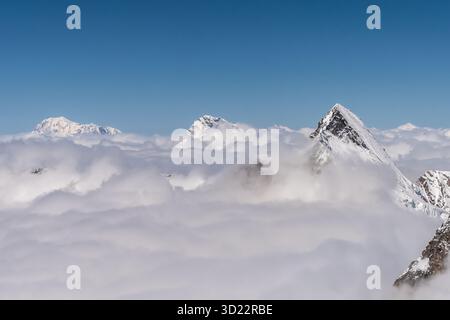 Wir gleiten vorbei an Dent Blanche und sehen einige der großen Gipfel zwischen Zermatt und Visp im Rhonetal. Stockfoto