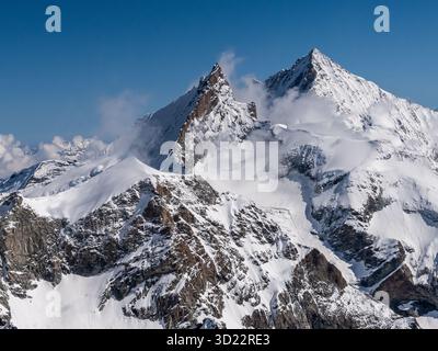 Wir gleiten vorbei an Dent Blanche und sehen einige der großen Gipfel zwischen Zermatt und Visp im Rhonetal. Stockfoto