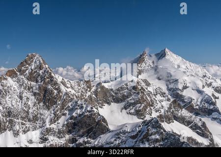 Wir gleiten vorbei an Dent Blanche und sehen einige der großen Gipfel zwischen Zermatt und Visp im Rhonetal. Stockfoto
